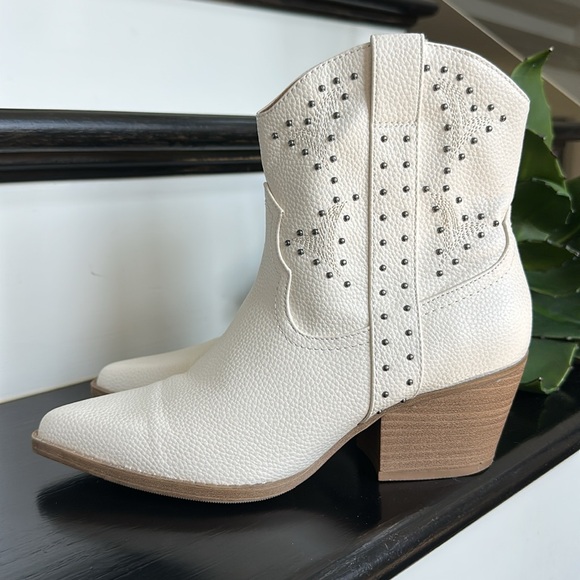 Shoes - White Western Cowgirl Boots, Genuine Leather Look, Studded, Size 7 – Like New